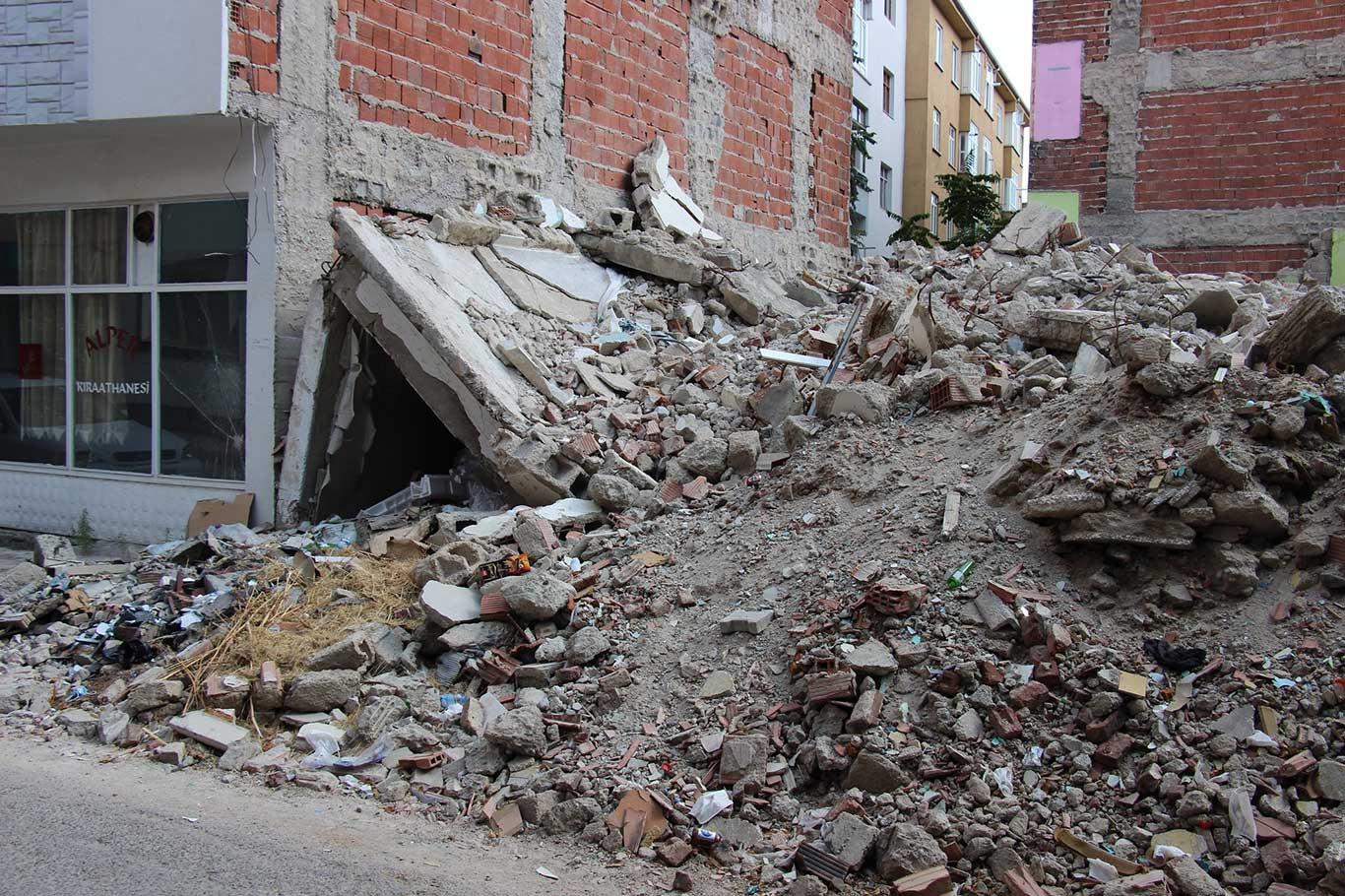 Yıkılmayan ağır hasarlı binalar ahlaksızlık, alkol ve uyuşturucu yuvasına döndü